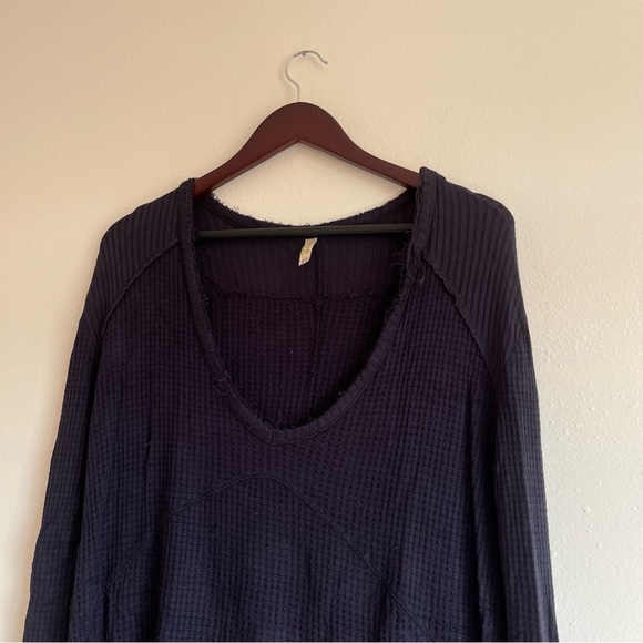 Free People Waffle Knit V-neck Distressed Sweater in Navy XS - Oversized - Picture 1 of 11